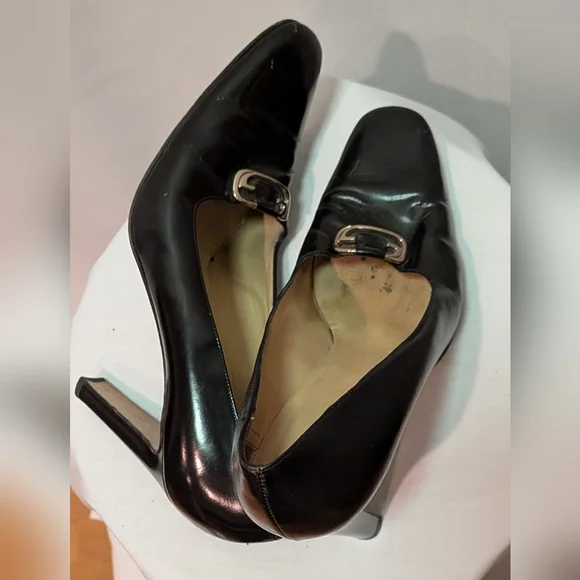 Gucci Classic Black Leather Women's Heels with Metal Accent - Picture 6 of 10